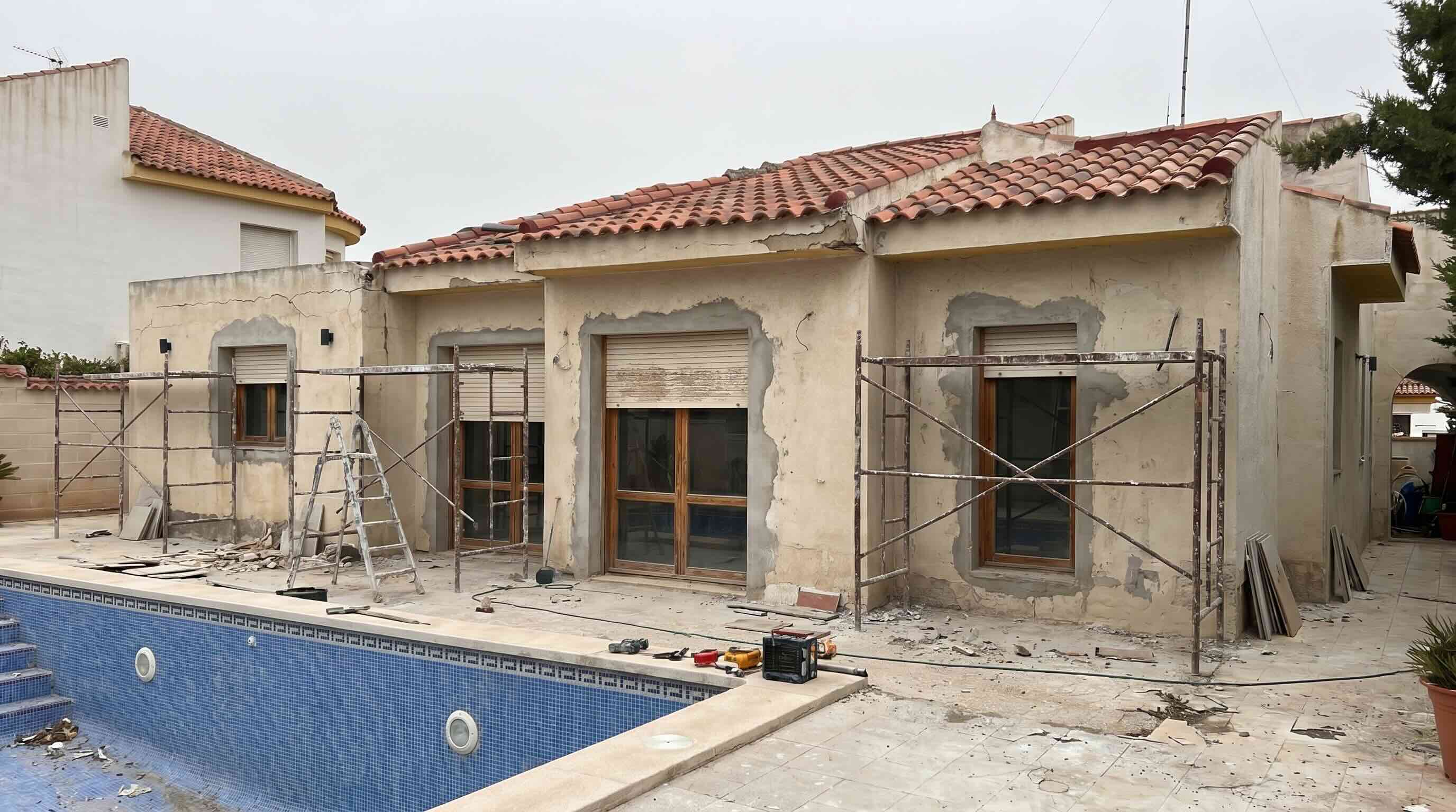 Antes: Comparativa antes y después de area de exterior reformada
