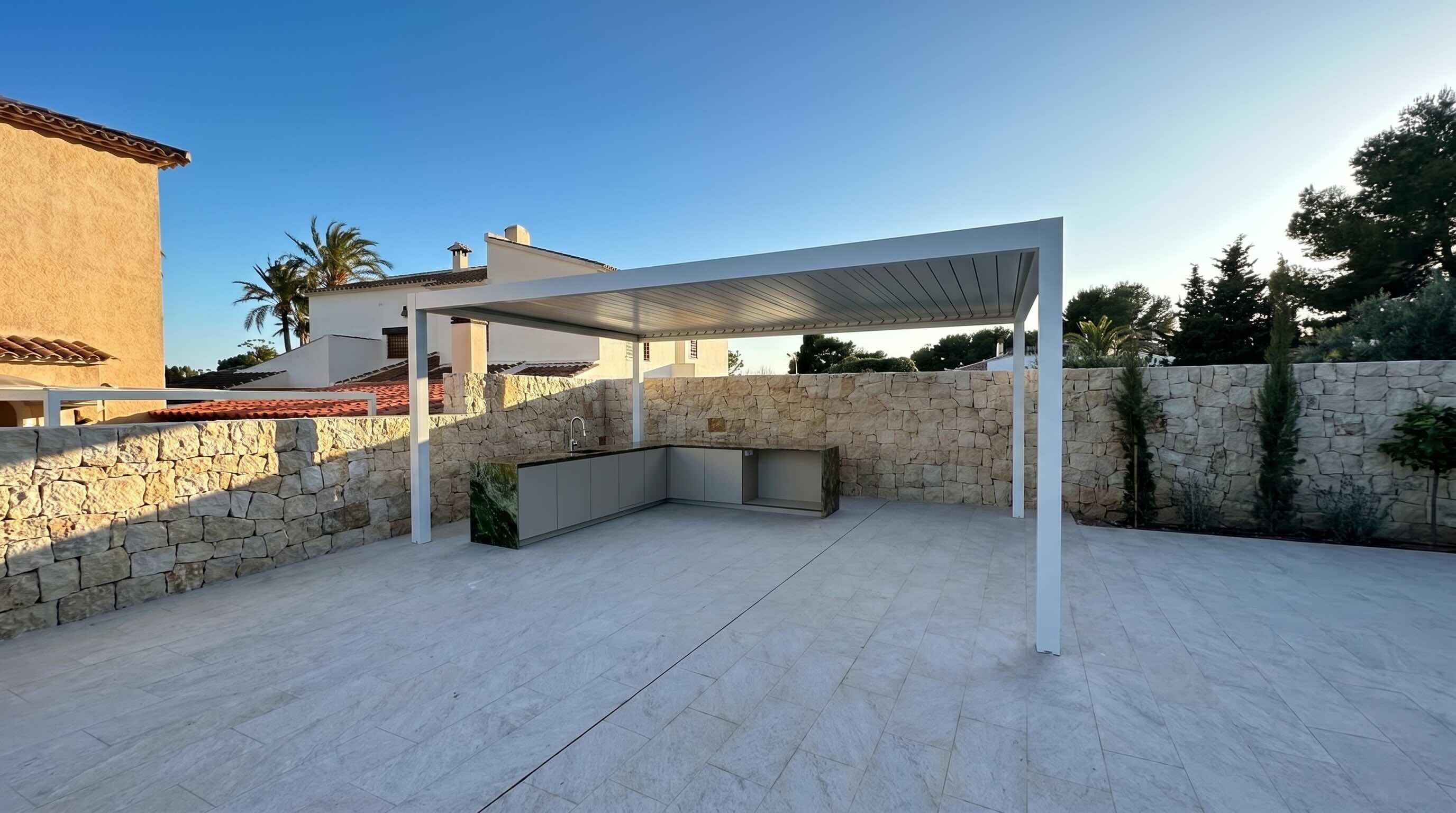 Terraza con toldo y isla de cocina