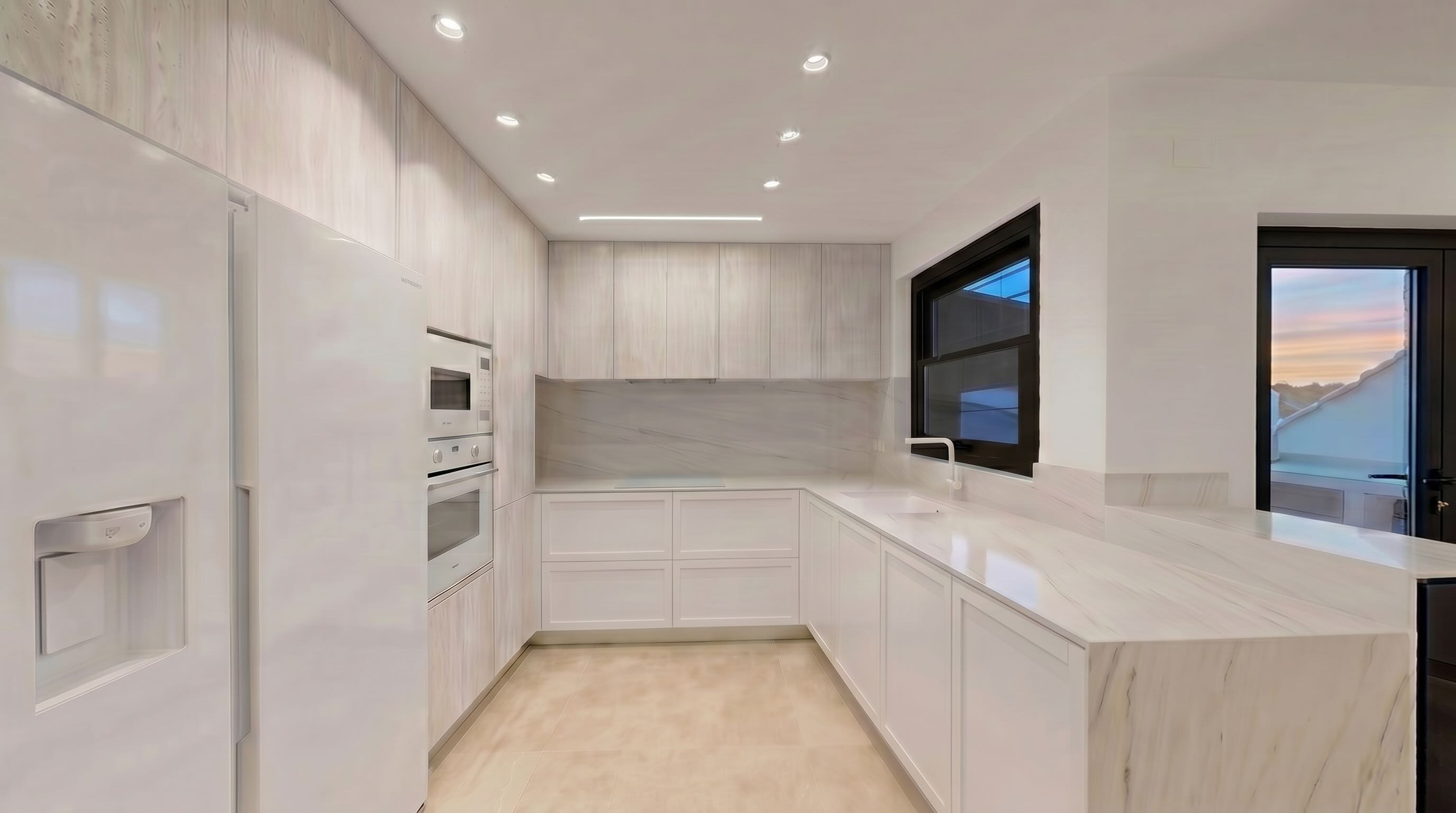 Cocina moderna con mobiliario blanco